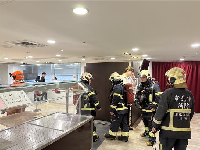 消防人员前来新北市府8楼员工餐厅察看瓦漏。（高钧麟摄）