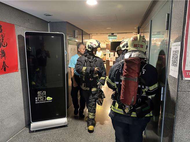 消防人员逐层搜索察看。（高钧麟摄）