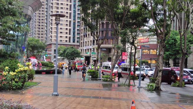 新北市府外停满消防车及救护车。（王扬杰摄）