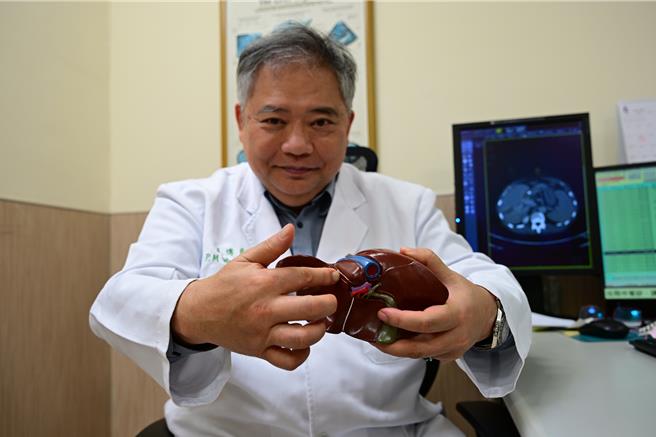 亚洲大学附属医院放射肿瘤科主任王博民6日说，B肝带原者是肝癌高风险群，即使曾治癒仍有相当高的再发机率，绝对不能忽略定期追踪的功能。（亚大医院提供／潘虹恩台中传真）