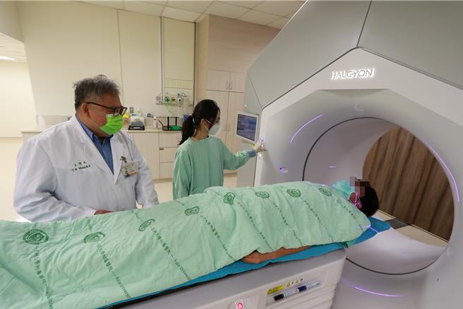 72岁张姓老翁20年前成功治疗肝癌未復发，近1年疏于回诊追踪，年初发现严重黄疸与食欲不振，就医查出肝肿瘤復发长到6公分，经免疫疗法加上好神刀放疗，暂时保住一命。放疗示意图，非当事病患。（亚大医院提供／潘虹恩台中传真）