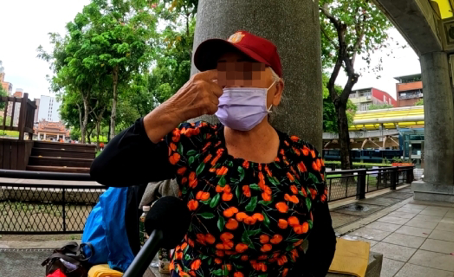 林阿嬷谈到病逝的丈夫，情绪仍悲痛。(何祥瑀拍摄)