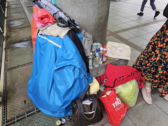 林阿嬷的家当摆放一旁。(游定刚拍摄)