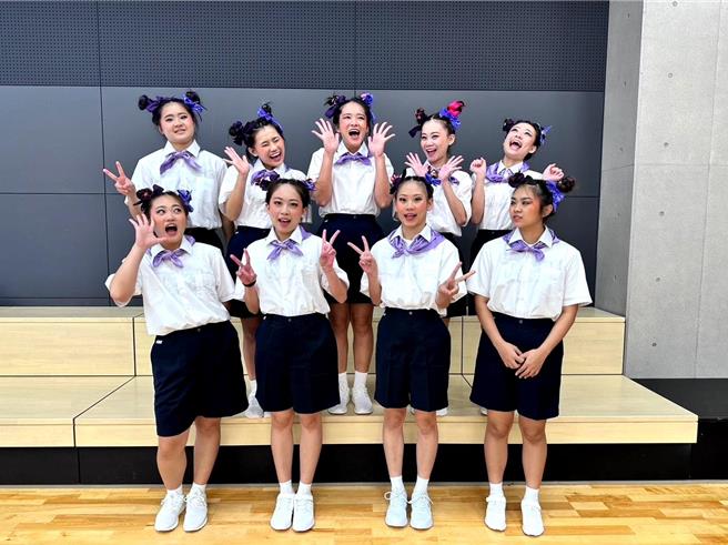 为迎接端午龙舟嘉年华，高市府运发局规画一系列精采活动，除邀请北中南职业啦啦队外，更邀请中华民国啦啦队总会的在地摇滚熊啦啦队与希望舞团演出。（高市府运发局提供／洪浩轩高雄传真）