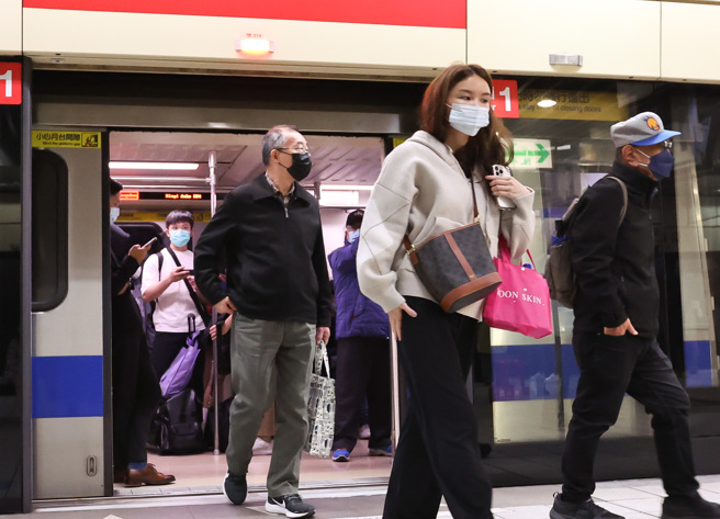 民眾搭乘北捷遺留後背包，被行車專員拾獲，送回辦公室清點驚見有150萬現金。（示意圖／資料照）