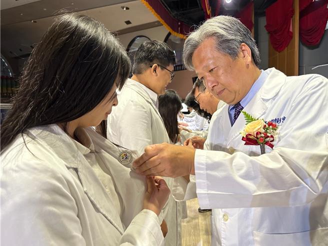 醫事檢驗師公會全國聯合會賴信亨副理事長為學生授證。（翻攝照片／洪靖宜高雄傳真）