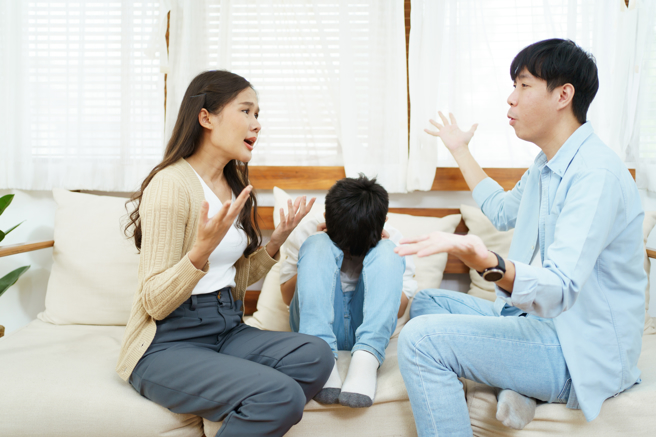 女网友透露，自己的大儿子突然被全家族的人说要认过世的小叔做父亲，但却从来没有人跟她讨论过这件事。（示意图：shutterstock／达志）
