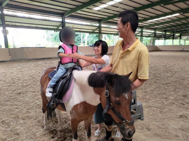 小朋友完成馬背上基本騎乘挑戰。（圖／伊甸基金會）