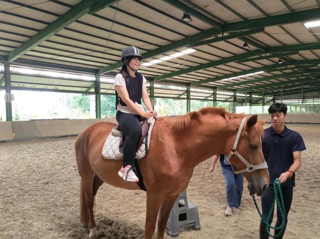 小孩騎迷你馬，大人騎大馬。（圖／伊甸基金會）
