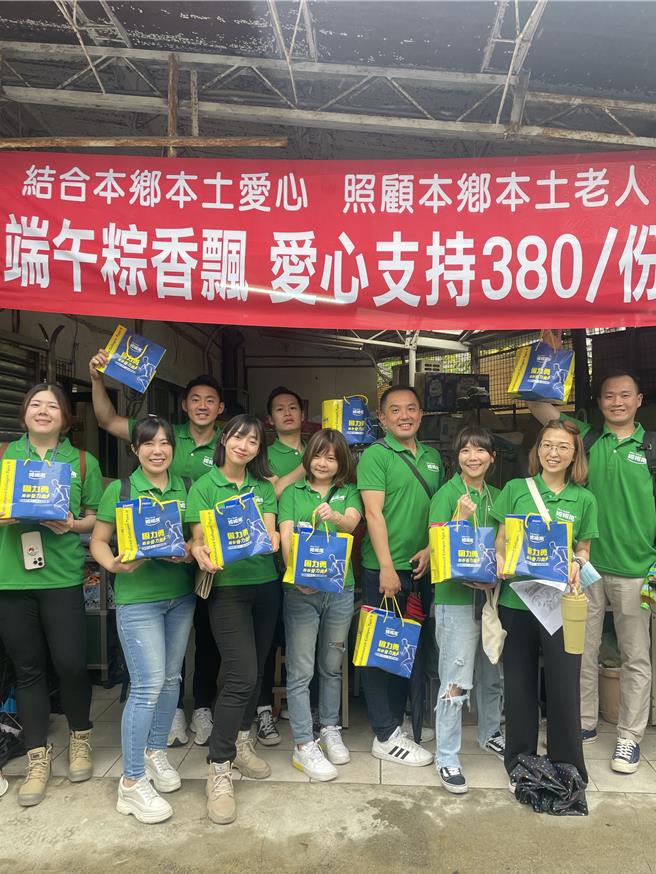 華山基金會與民間食品業者合作，舉辦獨居長輩送禮活動，準備肉粽、營養品、麥片、喉糖等物資，為獨居長輩送上節日的溫暖與祝福。（華山基金會提供／丁上程台北傳真）