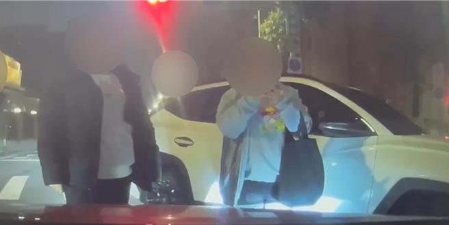 李男亲友5人将车团团围住。（警方提供）