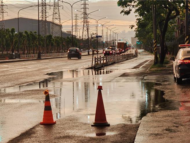 小港区沿海路机车道一度积水，警方赶紧到场管制，随着雨势减缓后也渐渐退去。（翻摄照片／高雄洪靖宜传真）