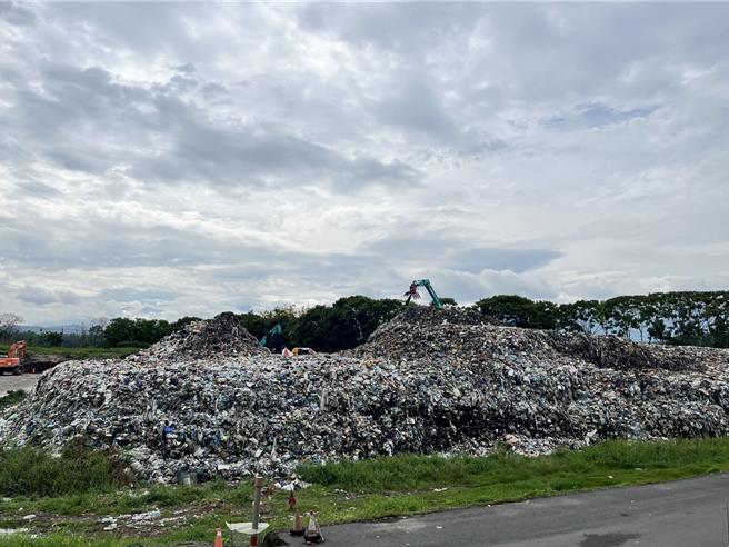 草屯垃圾山透过外运及打包「消灭」了，竹山镇垃圾量达6.3万吨，其中2.9万吨未打包垃圾堆积如山，跃升为县内最大垃圾山！（竹山镇公所提供／杨静茹南投传真）