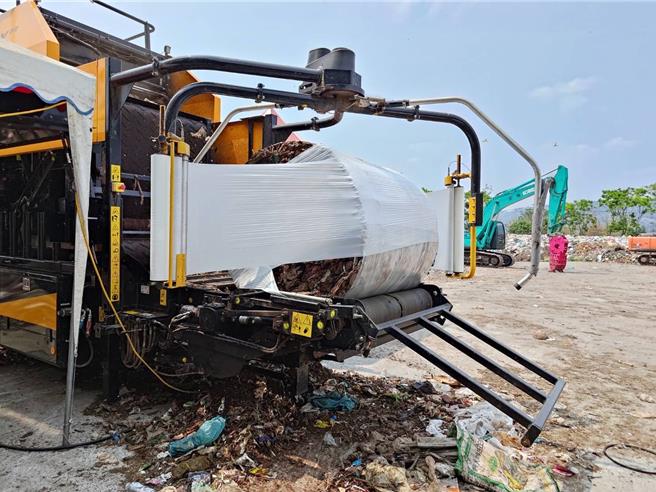 竹山镇垃圾透过分选打包机械，用塑胶膜将垃圾打包，每个白色圆柱垃圾量约1吨。（南投县政府提供／杨静茹南投传真）