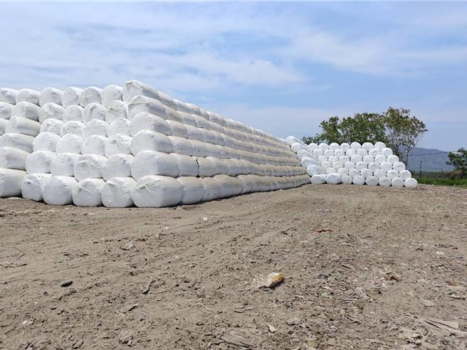 竹山镇垃圾用塑胶膜打包，有效防止垃圾因曝晒飘出难闻恶臭。（南投县政府提供／杨静茹南投传真）