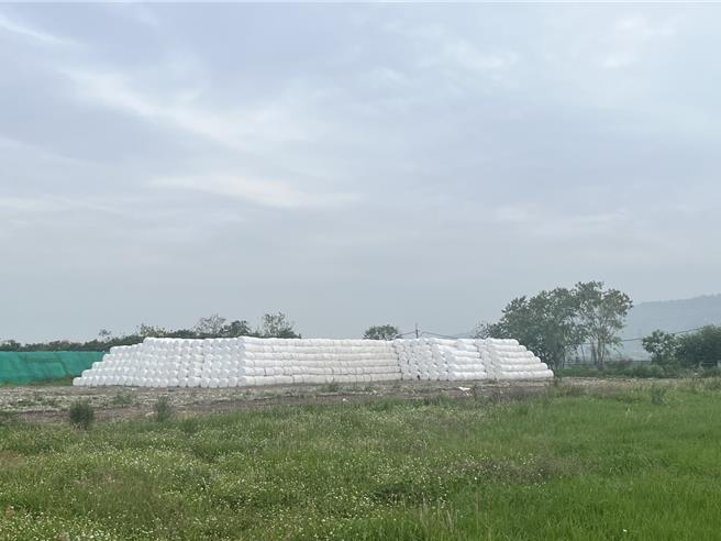 竹山镇垃圾已经有3.4万吨打包完成，一捆捆白色圆柱垃圾整齐堆放在垃圾暂置场内。（竹山镇公所提供／杨静茹南投传真）