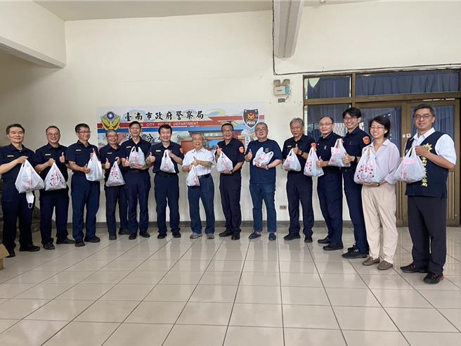 南中扶慈善基金会、大台南警友会捐赠600个肉粽给市警二分局。（民眾提供／宝智华台南传真）