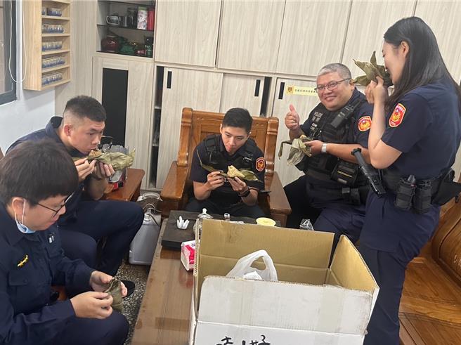 警员享用热腾腾的粽子，暖胃又暖心。（民眾提供／宝智华台南传真）