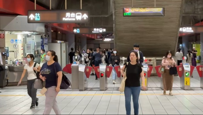 北捷今（6）日晚間出現系統異常，搭乘紅線的旅客在石牌站被請下車。（圖／民眾提供）