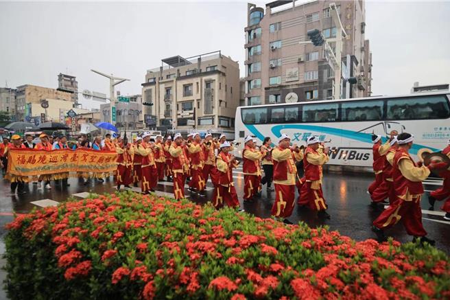 大陸山西高平市炎帝文化研究會長米東明5月31日率參訪團63人抵台，先參與新北市三重先嗇宮神農文化祭暨270年建廟慶典後，隨即前往中南部參訪祭祀神農大帝的宮廟，預計8日搭機返回大陸。(先嗇宮提供)