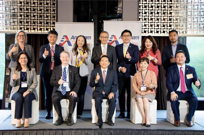 美国商会理事长Dan Silver（左二），国发会主委刘镜清（中），美国商会常务副理事长—吴王小珍(Andrea Wu)及美国商会理事会成员。图／国发会提供