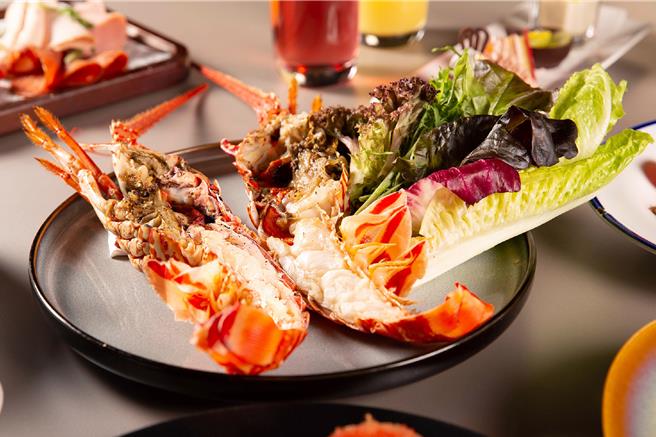 「主餐1+1」优惠，两人同行于周一至周三午间餐期消费，其中1人点选任一主餐，另一同行客人仅需消费自助美馔，即免费赠送同等价值主餐1份。(台北万豪酒店提供)