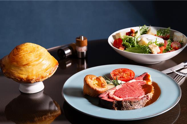「英式炉烤 豪吃之夜」肋眼牛排吃到饱，搭配约克夏布丁、洋芋泥、炉烤番茄等经典配菜，以及法式里昂沙拉、经典千层酥皮汤，每人1450元加1成。(台北万豪酒店提供)