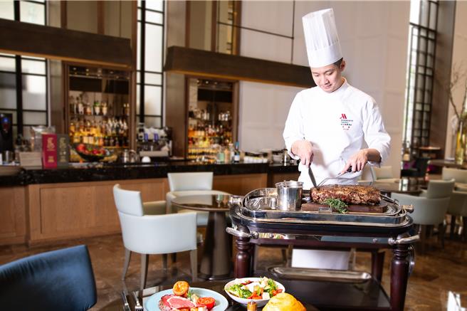 「英式炉烤 豪吃之夜」除了可大啖传统英式炉烤牛排，还能欣赏主厨现切牛排秀，味觉、嗅觉、视觉统统被满足。(台北万豪酒店行提供)