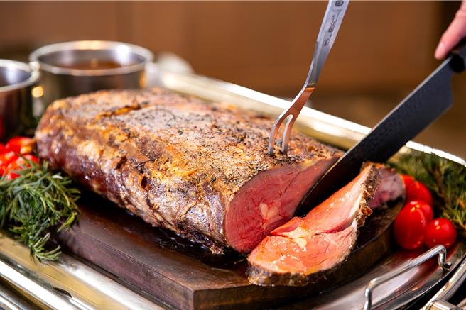 Lobby Lounge期间限定的「英式炉烤 豪吃之夜」，选用肉质软嫩的美国肋眼牛，採用两段式烹调锁住肉汁精华。(台北万豪酒店行提供)
