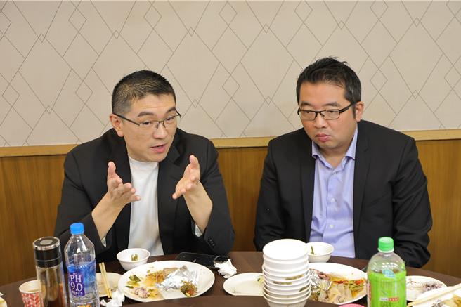 基隆市長謝國樑（左）率領產發處長林鼎超（右）等市府團隊，與海科館等潮境公園周邊店家座談，推出一系列振興措施。（基隆市政府提供／張志康基隆傳真）