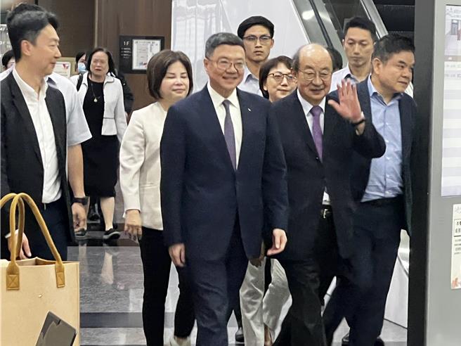 行政院长卓荣泰6日晚间宴请经济和财政委员会绿委，包含经济部长郭智辉、财政部长庄翠云、农业部长陈骏季、国发会主委刘镜清、央行总裁杨金龙出席。（游念育摄）