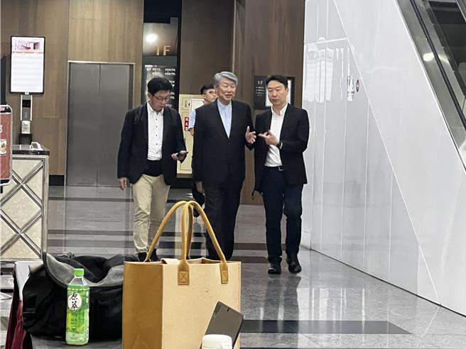 经济部长郭智辉(中)6日出席行政院长卓荣泰的晚宴。（游念育摄）