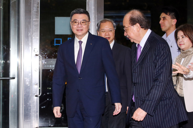 行政院长卓荣泰（左）6日宴请经济委员会立委，民进党立院总召柯建铭（右）于门口与院长一起步入会场。（邓博仁摄）