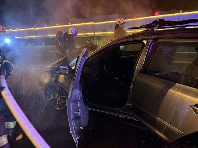 国1林口段南下41K处发生一起火烧车，驾驶听到引擎异音又看见冒烟，下秒面起火燃烧。（图／翻摄画面）