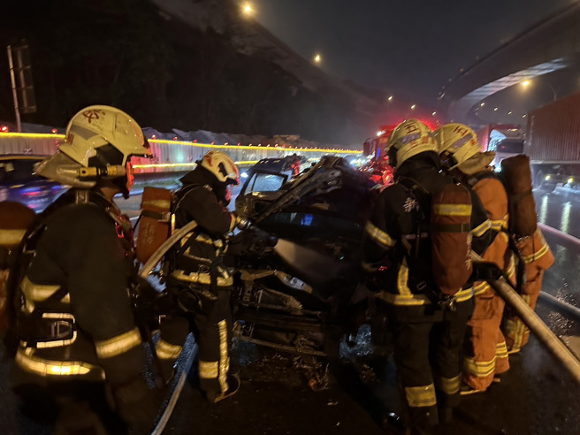 国1林口段南下41K处发生一起火烧车，驾驶听到引擎异音又看见冒烟，下秒面起火燃烧。（图／翻摄画面）