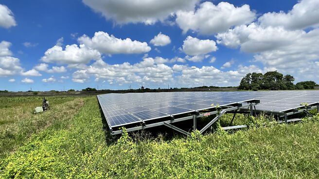 發展再生能源自有其必要性，惟不應以犧牲農業為代價，若無法修正毀農式的種電模式，將對台灣農地造成難以彌補的傷害。圖／本報資料照片