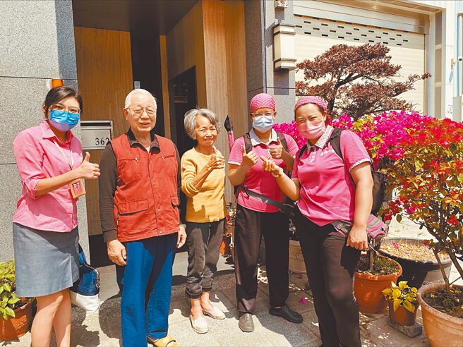 妈咪乐新推关怀回报服务，于居家清洁服务时，协助子女关照长辈，让子女掌握长辈的生活动态。图／业者提供