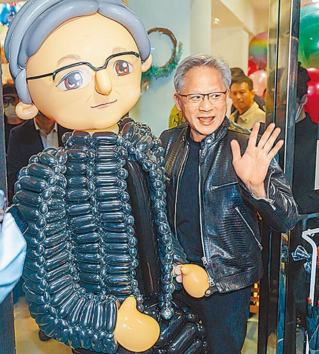 广达集团创办人林百里5日作东邀请辉达执行长黄仁勋（右）餐叙，黄仁勋搬出广达订制的人形气球，在媒体前一同亮相并签名。（郭吉铨摄）