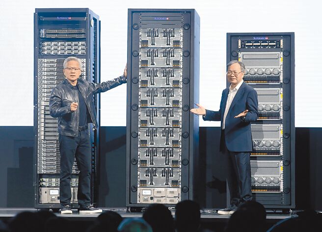 美超微创办人暨总裁梁见后（右）5日发表主题演讲，并邀请辉达创办人黄仁勋（左）一起介绍最新的AI机柜。（范扬光摄）