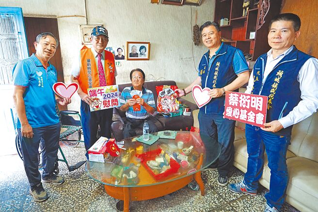 宜兰县头城镇民代表会主席杨碧村（右二）、代表纪苍华（右一）、顶埔里长宋来泉（左一）及蔡衍明爱心基金会课长周哲仁（左二）5日慰问弱势户，希望透过慰问让弱势民眾可以快乐过节。（李忠一摄）