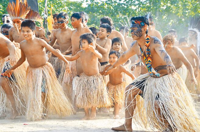 马斯克的「星链」进驻巴西亚马逊丛林，为与世隔绝的原始部落带来便利及衝击。图为亚马逊丛林的部落庆祝传统节庆。（路透）