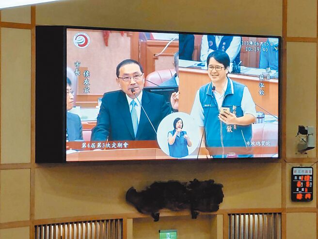 捷运树林线剩土城CQ880B区段标尚未标出，无党籍新北市议员苏泓钦（右）忧心衝击全线通车期程，5日在新北市议会市政总质询询问新北市长侯友宜（左）二次招标进度。（陈慰慈摄）