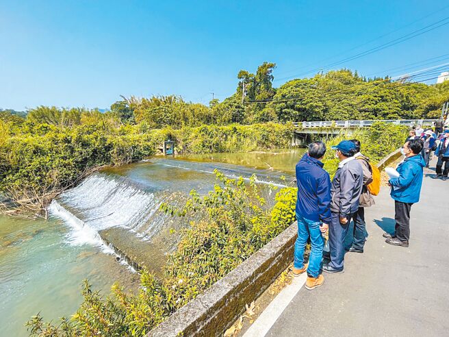 淡水區公司田溪埤島橋的攔水堰阻礙水中生物移動並影響防洪。（新北市水利局提供／張鎧乙新北傳真）