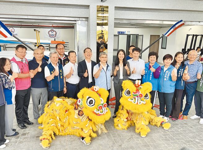 日月潭水上運動訓練中心斥資8125萬元興建，南投縣長許淑華（右六）等來賓5日出席揭牌典禮，訓練中心可提供西式划船、輕艇等選手更優質完善的訓練環境，有助選手挑戰極限、更創佳績。（楊靜茹攝）