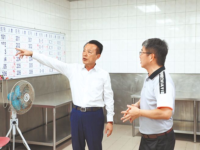 嘉義縣長翁章梁（左）5日到永慶高中，校長郭春松（右）說明目前營養午餐供餐、運作情形。（呂妍庭攝）