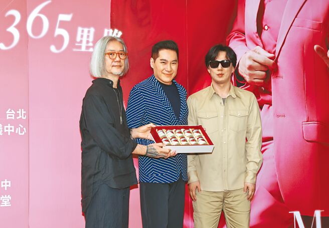 大大娛樂CEO李明智（左起）5日送上頂級燕窩並與文章、蕭煌奇合影。（羅永銘攝）