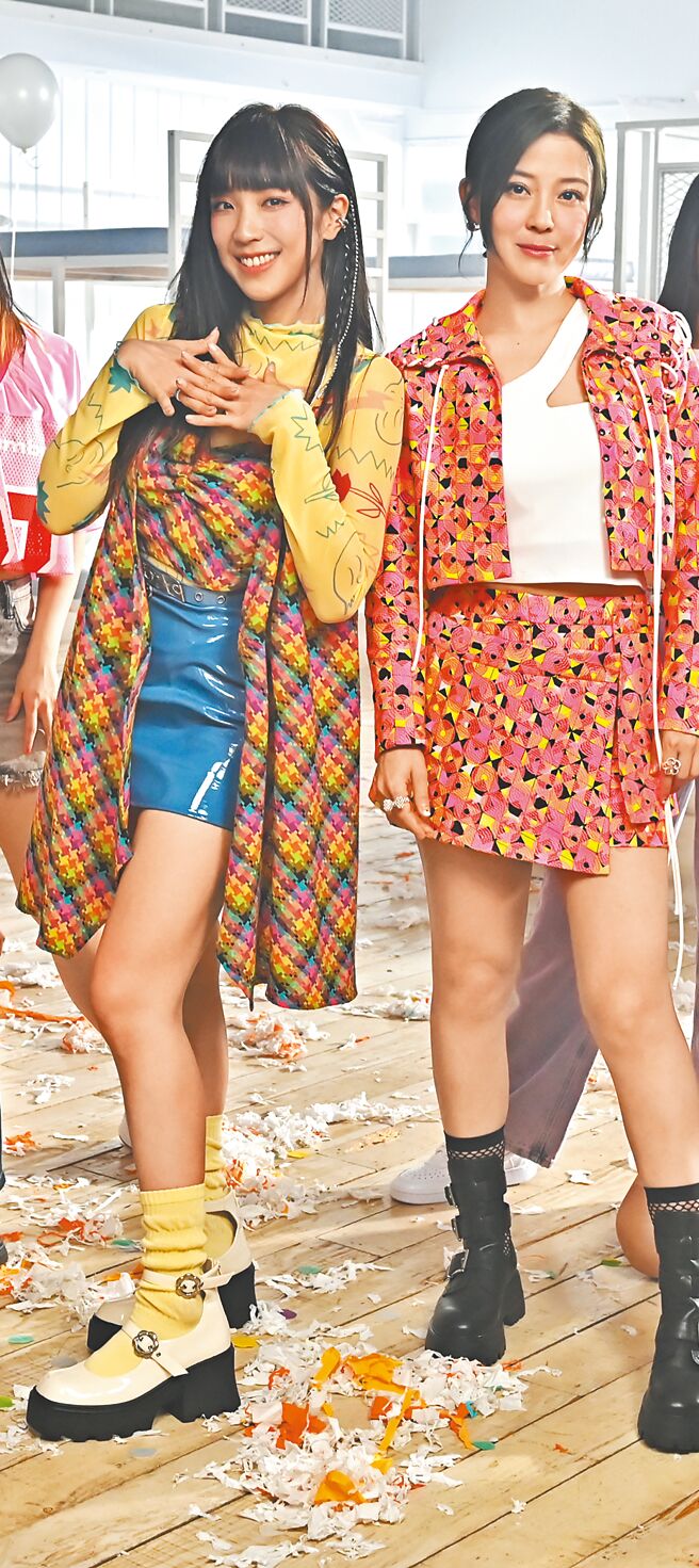 梁舒涵（左）、卓文萱受邀合唱今年「高雄啤酒音乐节」主题曲。（宽宽整合行销提供）