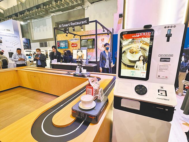 拍檔科技、WiXtar星益欣，与双月携手合作，以双月实际应用场景延伸，导入AI Kiosk自助点餐，以及AI轨道送餐、送餐机器人。（古明弘摄）