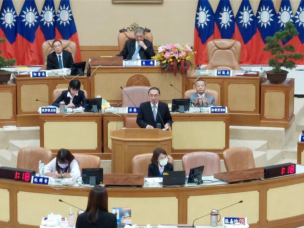 新北市每年補助環保志義工1000元縣外研習費，但8年未調漲，國民黨新北市議員江怡臻接獲里長與環保志工反映，希望市府能調升經費。新北市長侯友宜允諾，會評估並會調升經費補助。（陳慰慈攝）