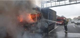 國道2號南桃園段火燒車    大貨車引擎自燃駕駛幸運逃出